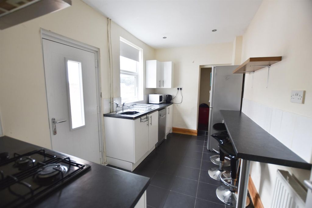 Property photo 2 of 10 Kitchen