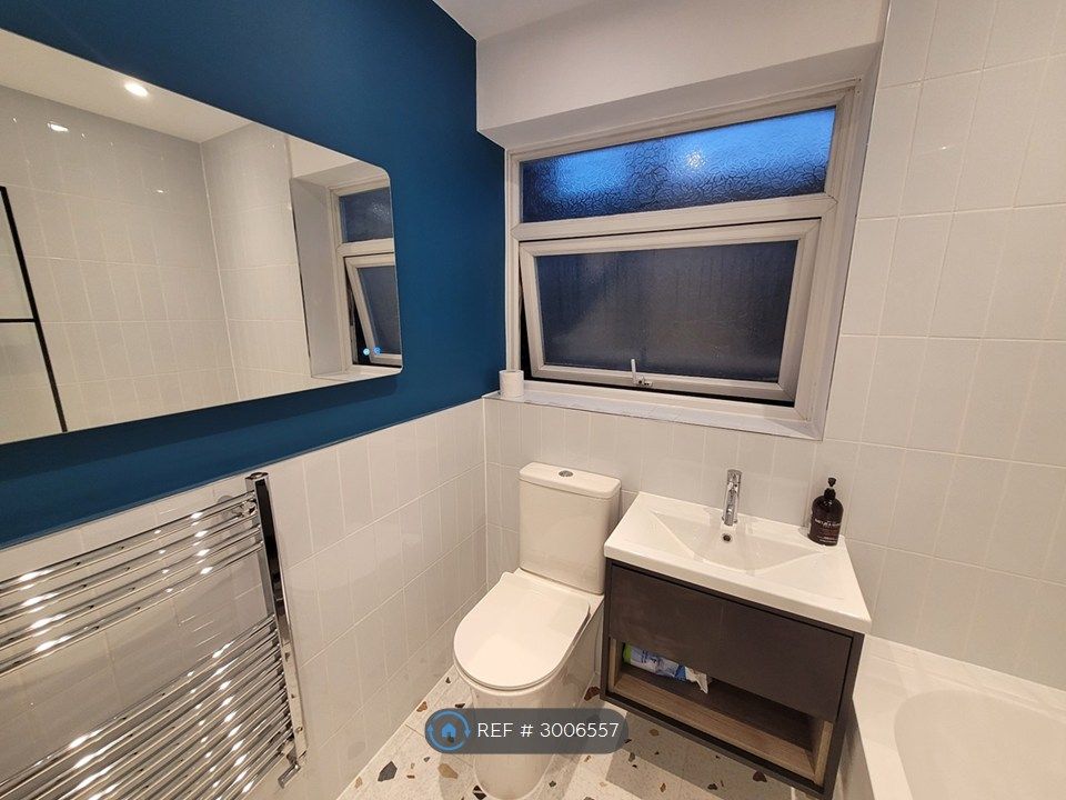Property photo 1 of 11 Bathroom