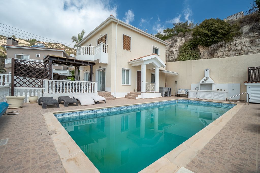 Property photo 1 of 44