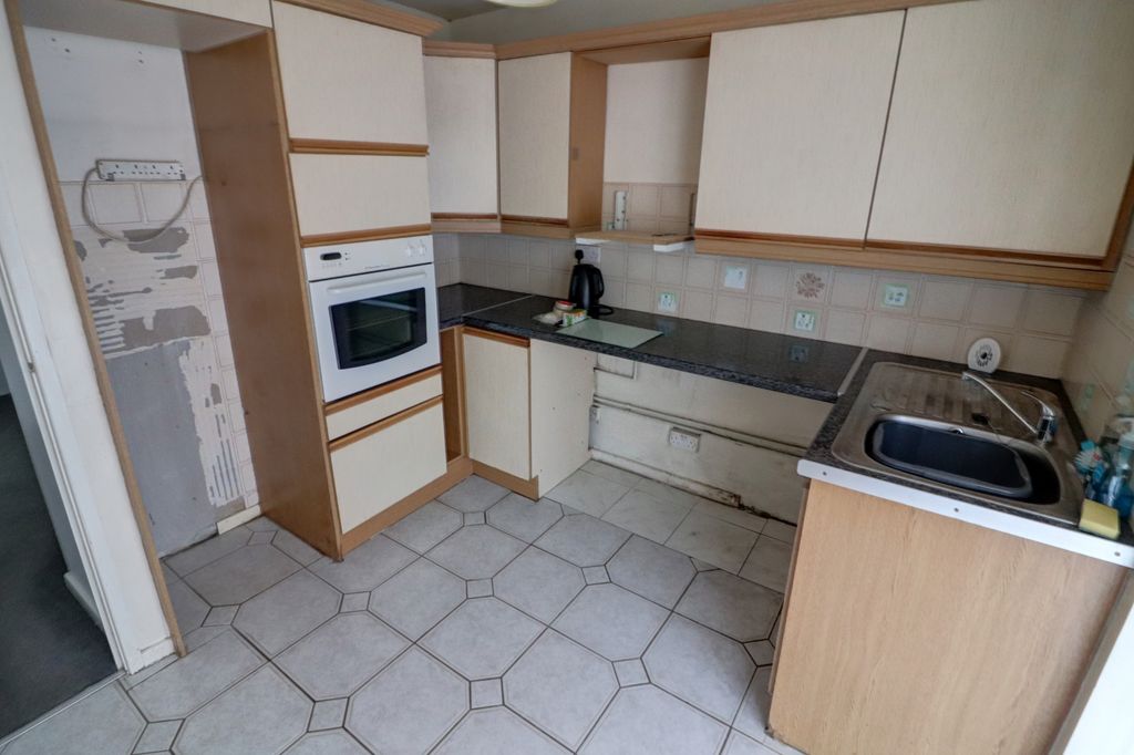 Property photo 3 of 10 Kitchen