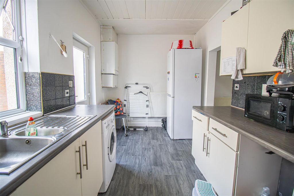 Property photo 3 of 8 Kitchen