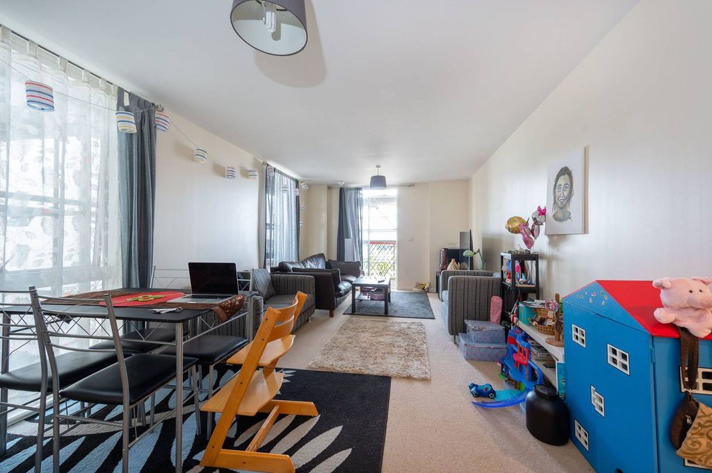 Property photo 2 of 8