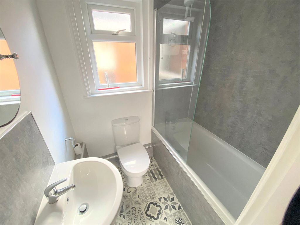 Property photo 3 of 7 Bathroom