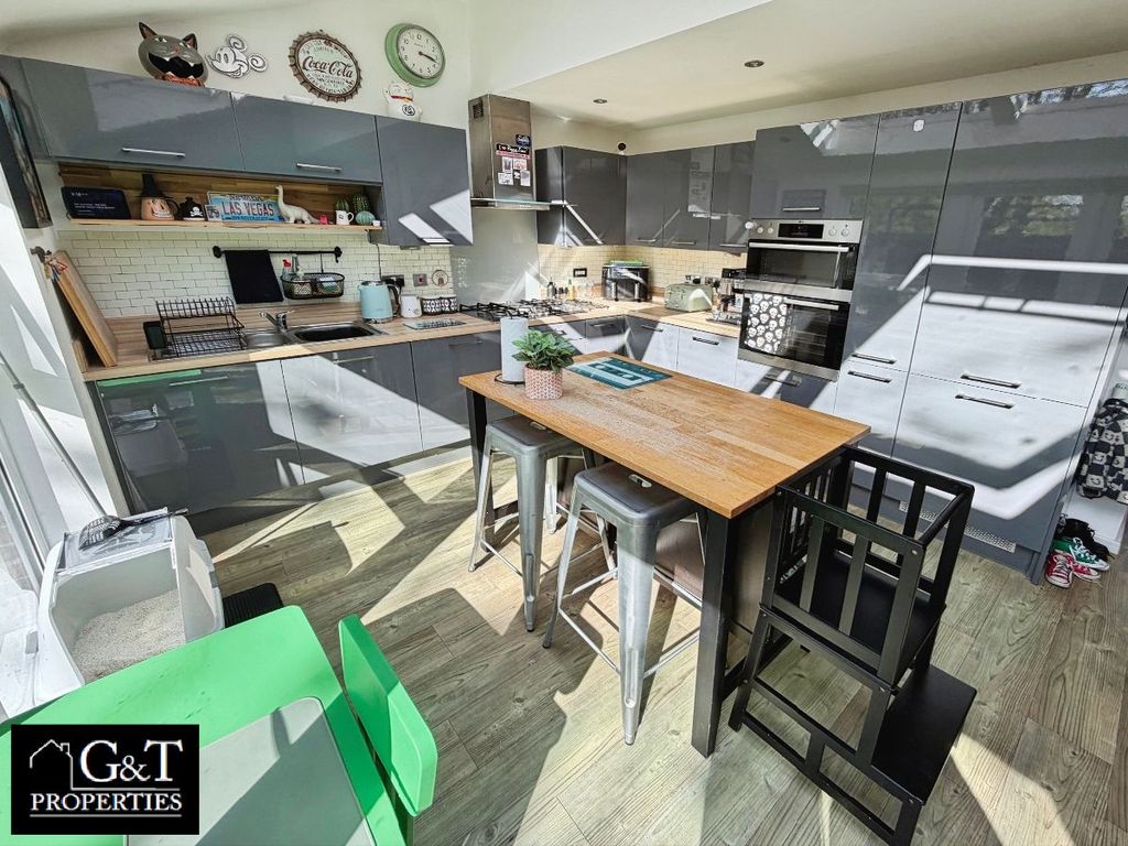 Property photo 1 of 19 Kitchen