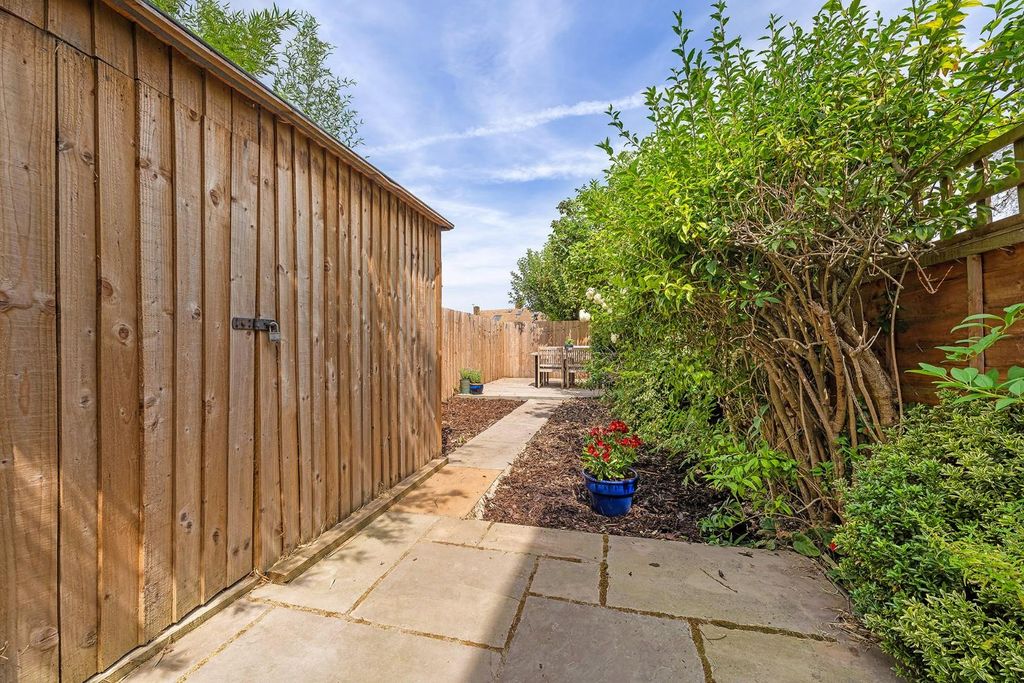 Property photo 3 of 14 Garden (1).Jpg
