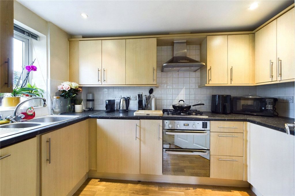 Property photo 3 of 10 Kitchen