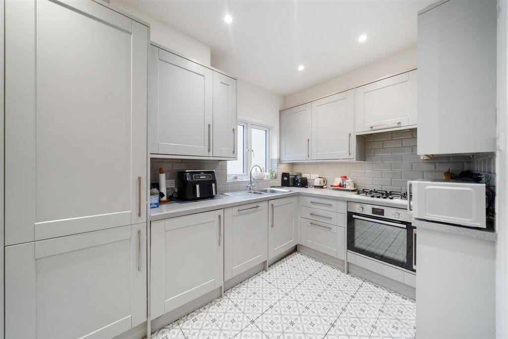 Property photo 3 of 9 Kitchen