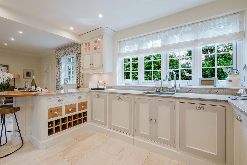 Property photo 3 of 32 Breakfast Kitchen