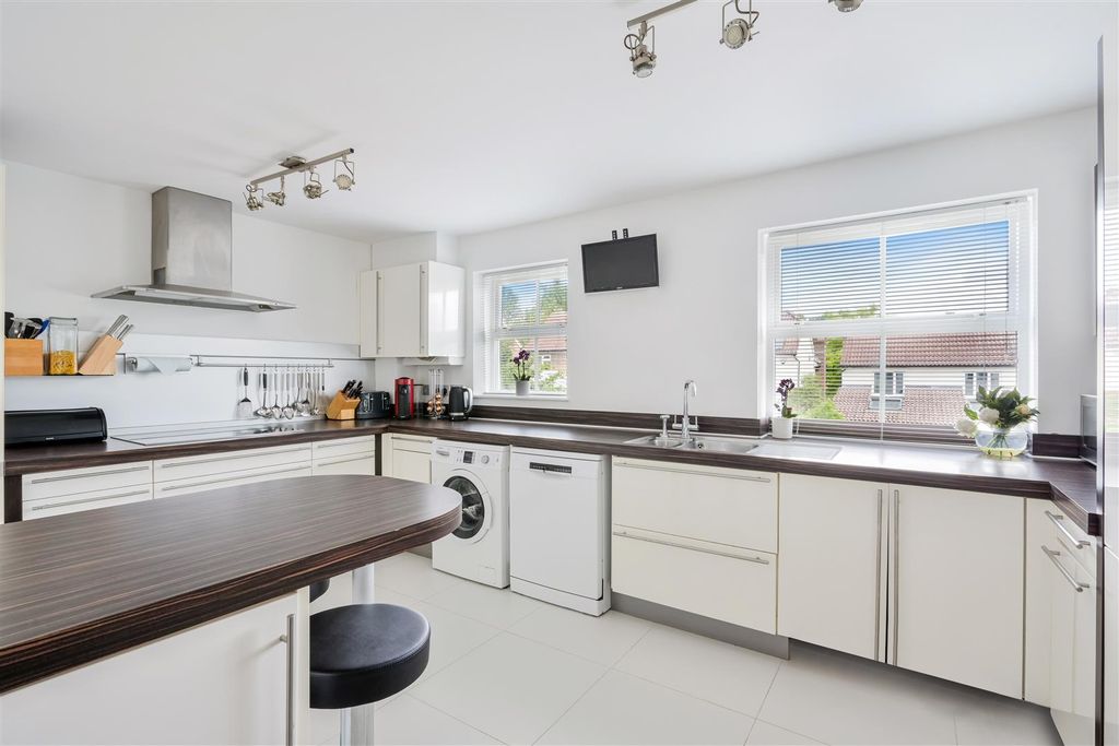 Property photo 3 of 19 St Theresa Close (19).Jpg