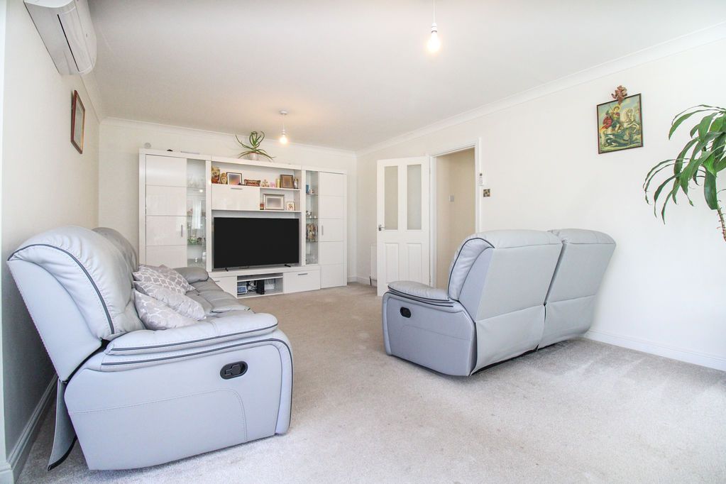 Property photo 3 of 14 Lounge 2