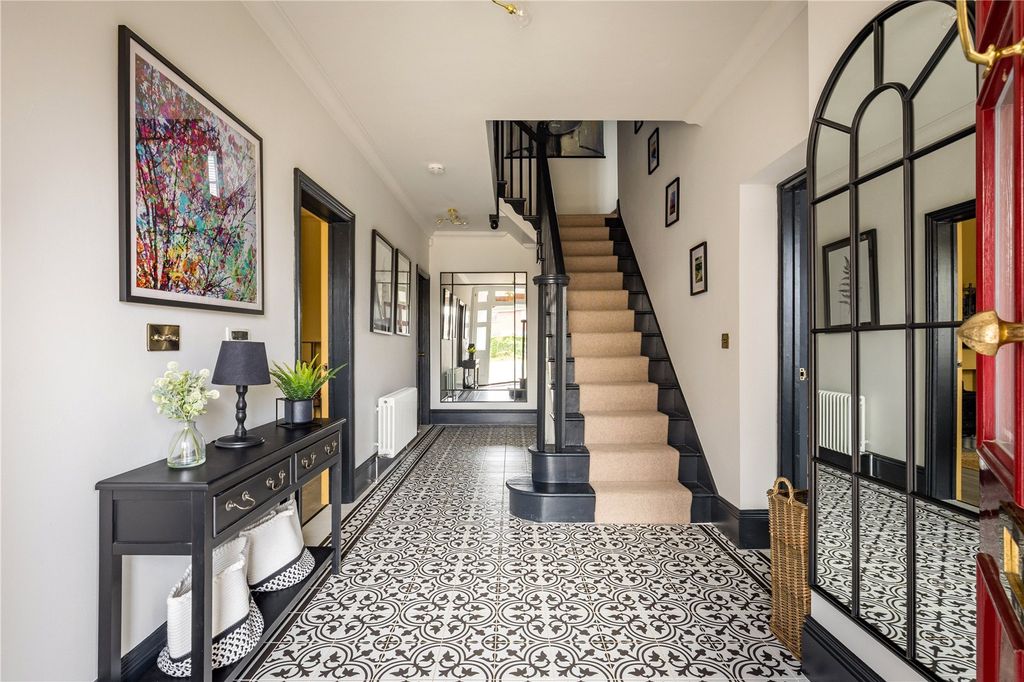 Property photo 2 of 40 House. Partnership