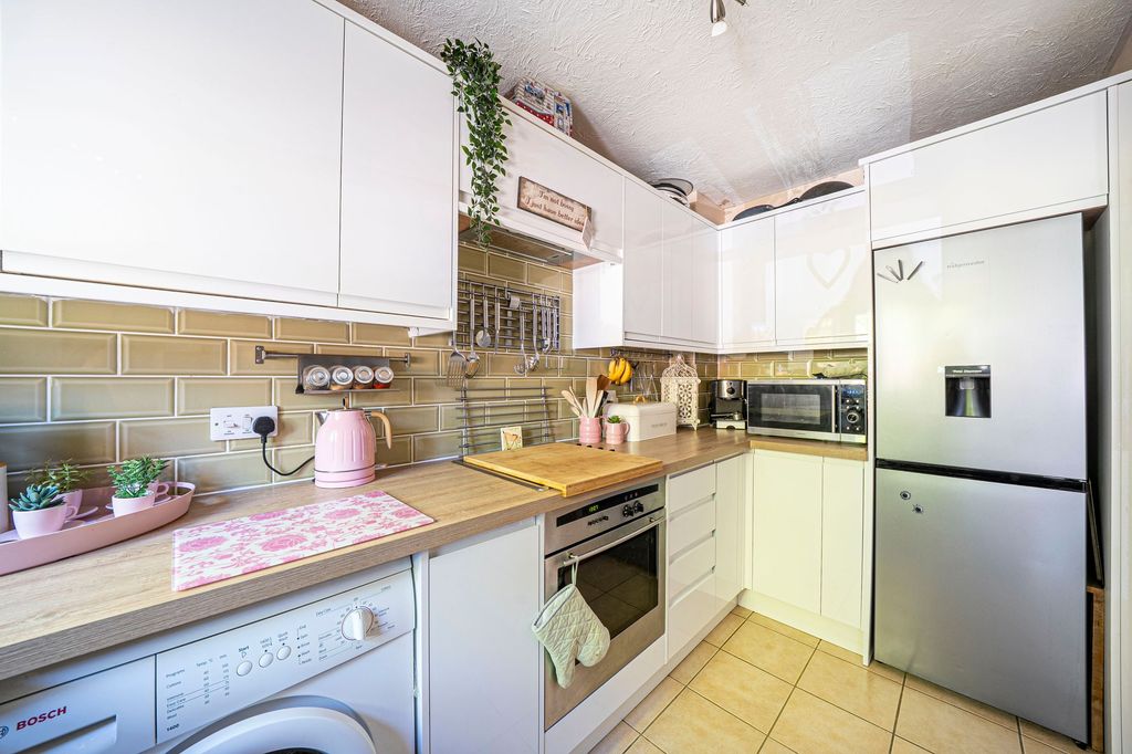 Property photo 3 of 30 Kitchen