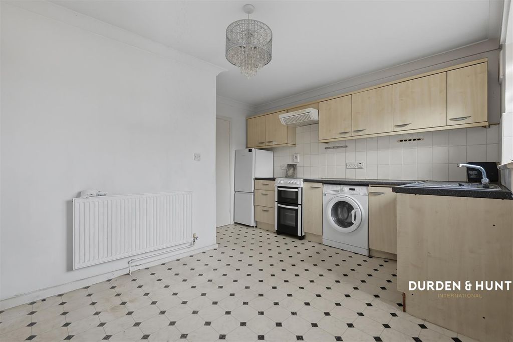 Property photo 2 of 15 Moreton Road