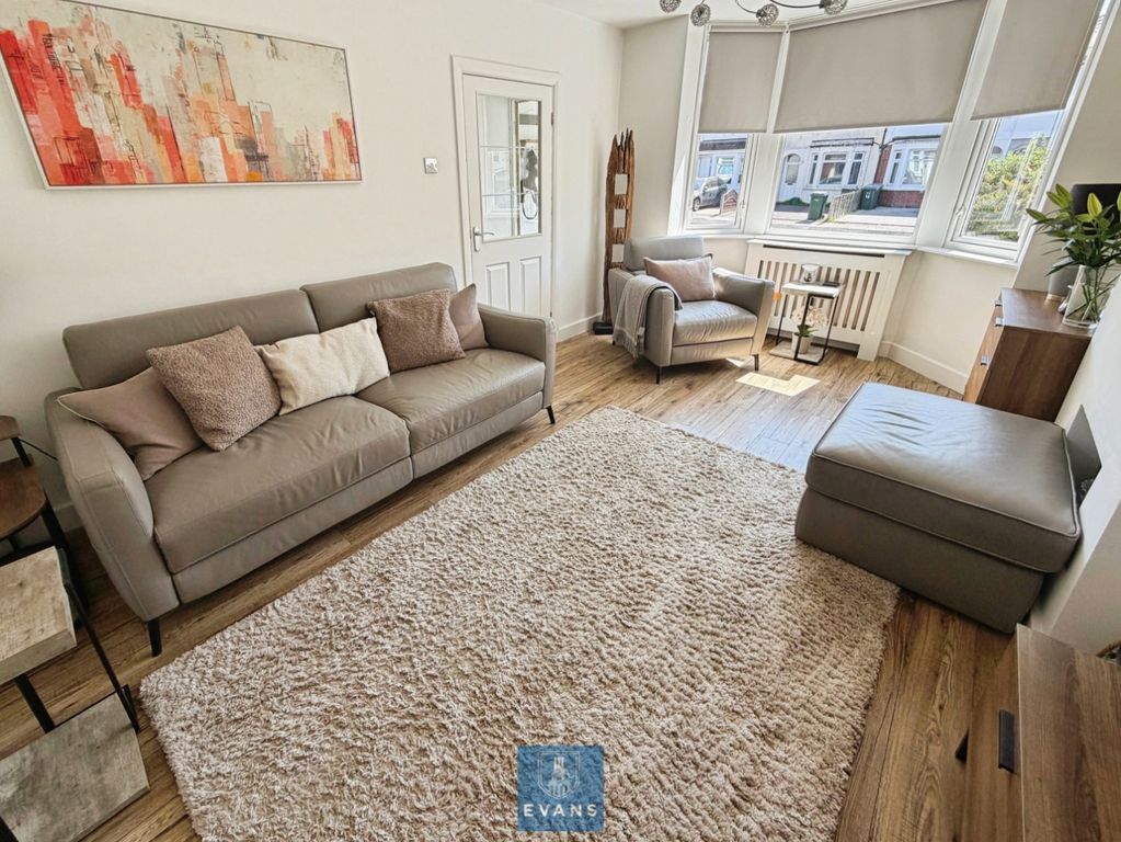 Property photo 3 of 16 Lounge