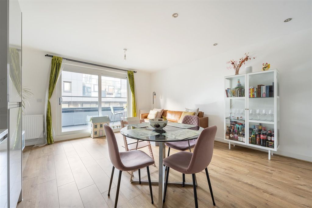 Property photo 2 of 21 Hoffmans Road, E17