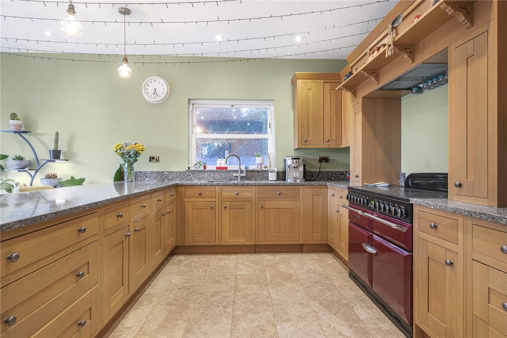 Property photo 3 of 31 Kitchen