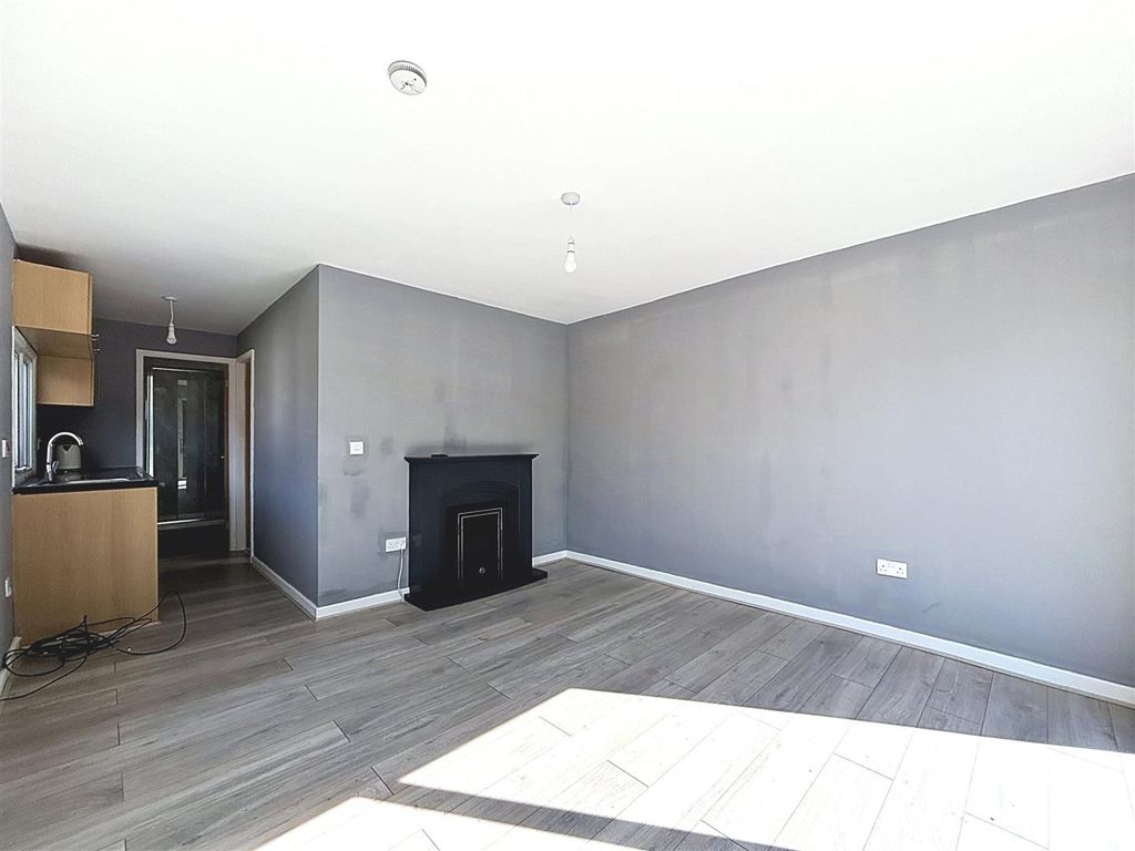 Property photo 3 of 10 Lounge