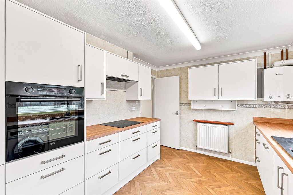 Property photo 3 of 11 Kitchen