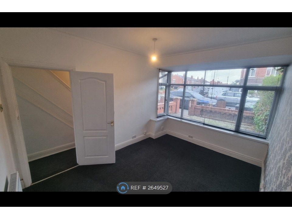 Property photo 1 of 17 Living Room