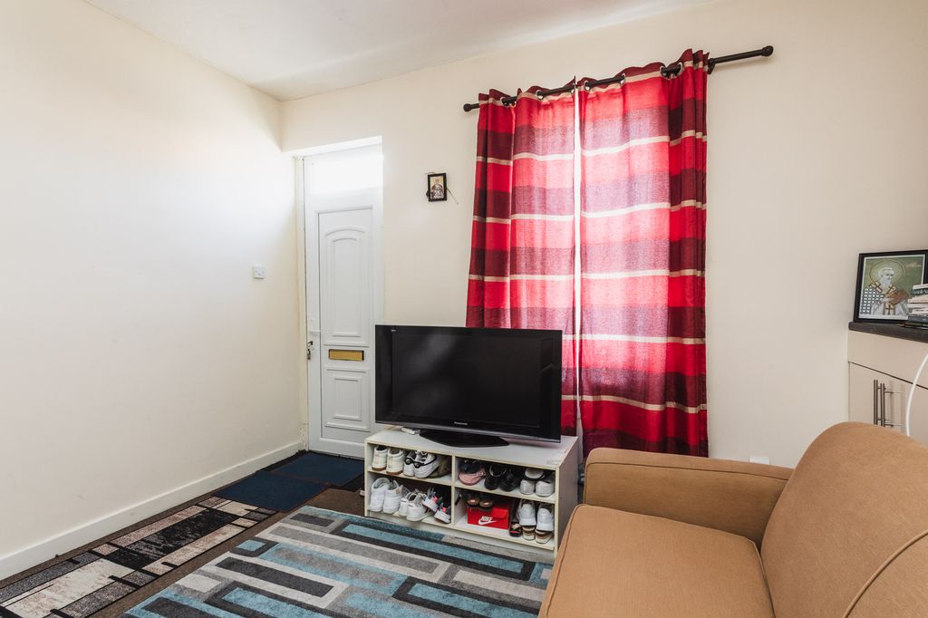 Property photo 2 of 28