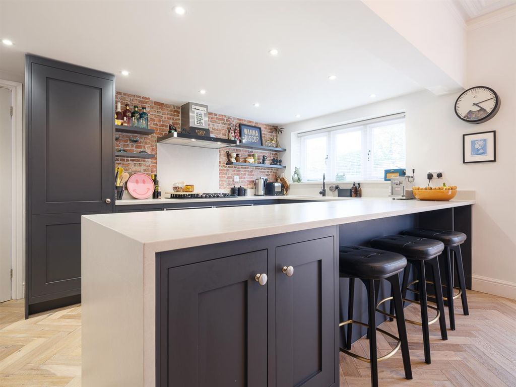 Property photo 2 of 28 66 Westlecot Road-48.Jpg