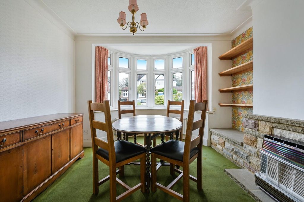 Property photo 2 of 17 Commonfield Road