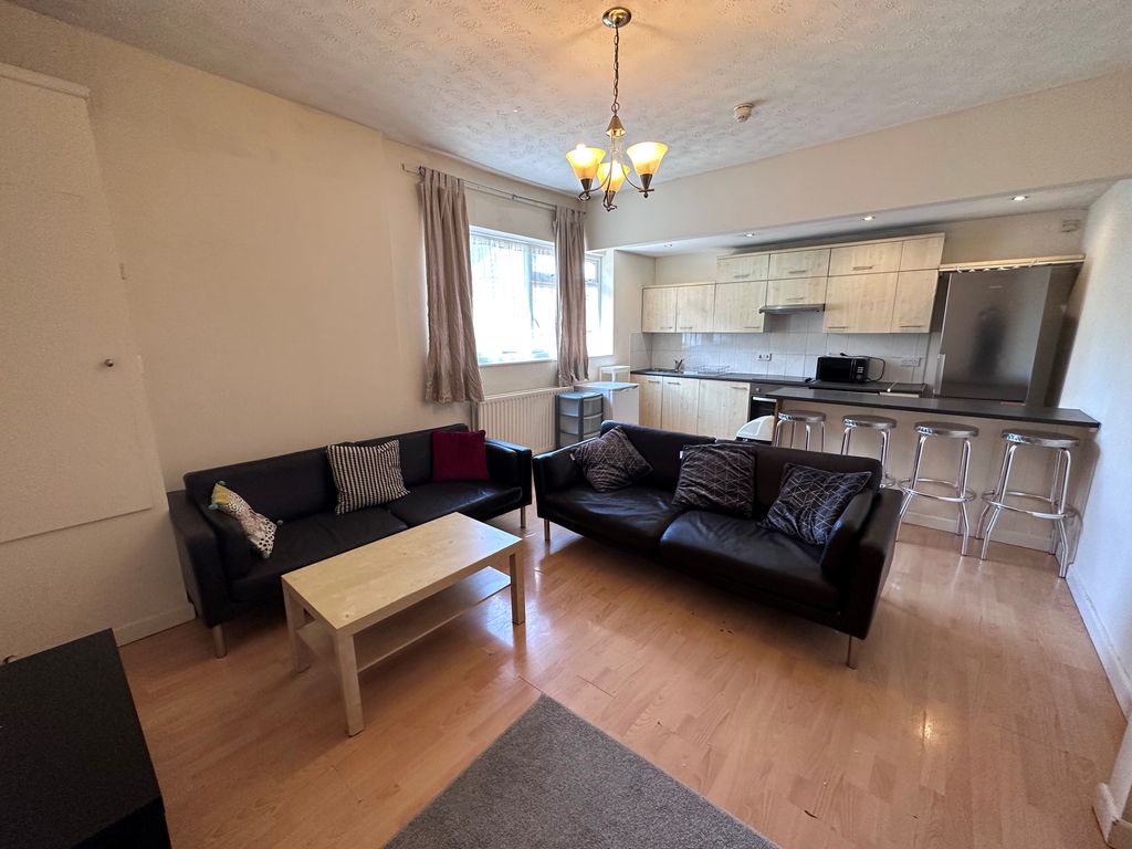 Property photo 2 of 15 Lounge Kit 1.Jpg