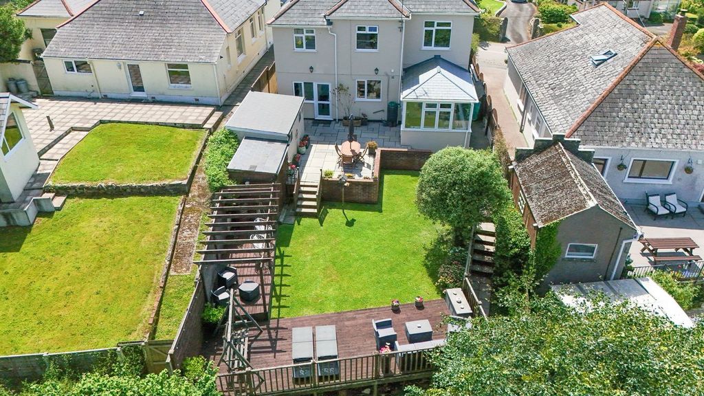 Property photo 2 of 32