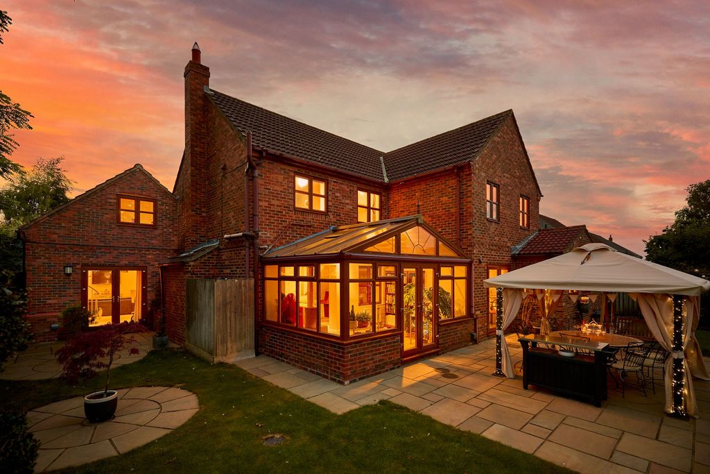 Property photo 2 of 41