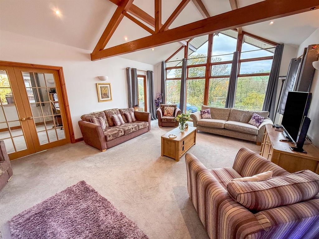 Property photo 2 of 25 Lounge