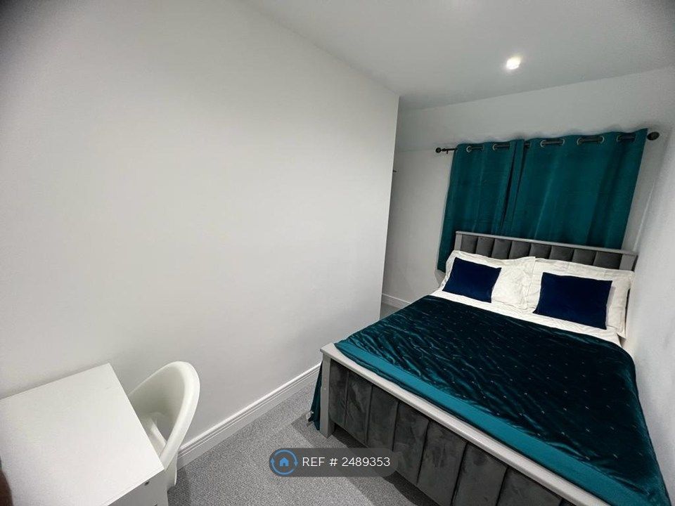 Property photo 2 of 13 Double Room With Private Bathroom (£725)