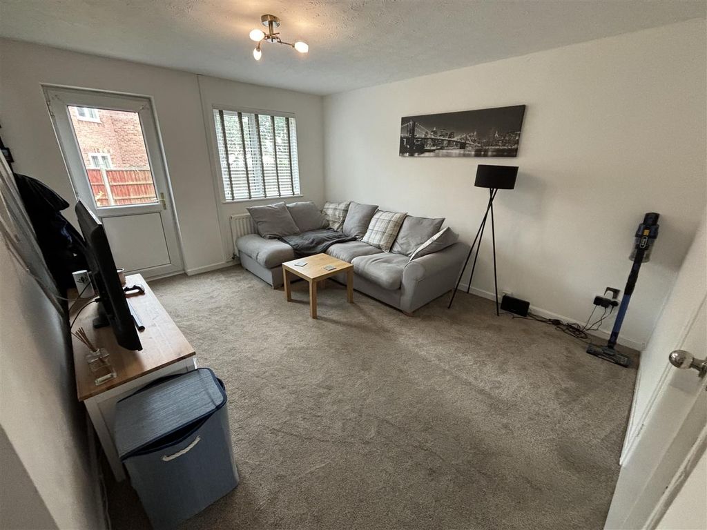Property photo 2 of 8 Lounge