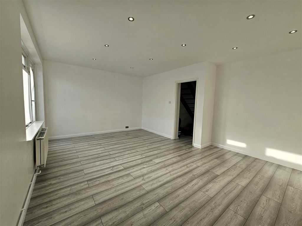 Property photo 2 of 9 Lounge