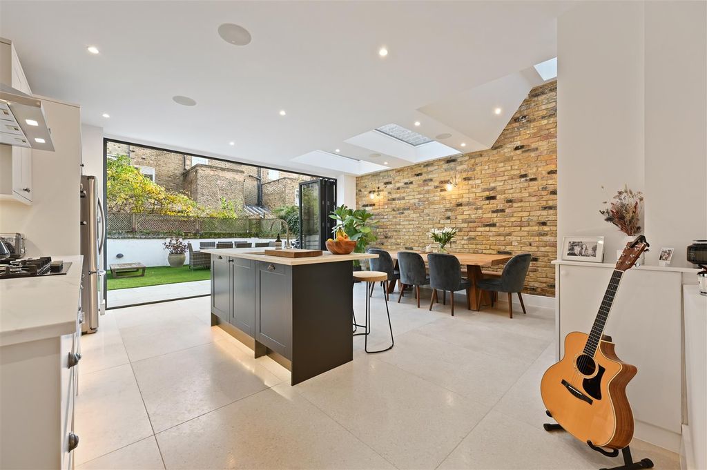 Property photo 3 of 12 Kitchen