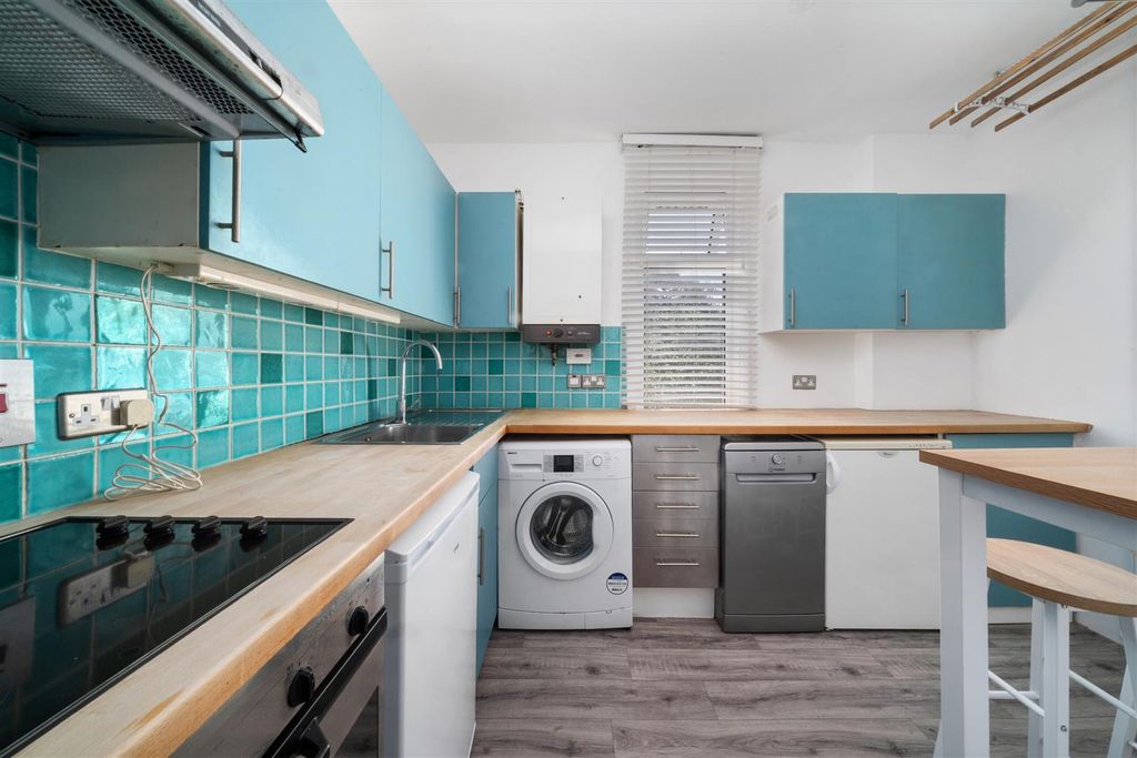 Property photo 3 of 8 Kitchen