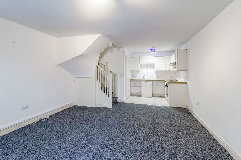Property photo 2 of 10 9 Palace Gate - Living / Kitchen
