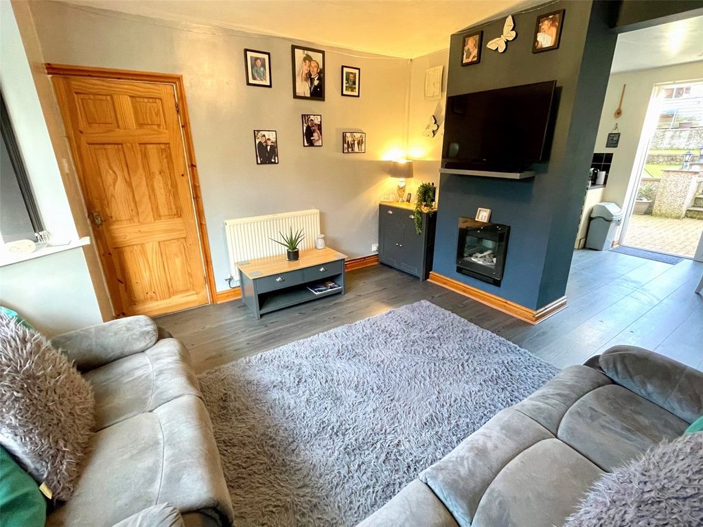 Property photo 3 of 19 Lounge