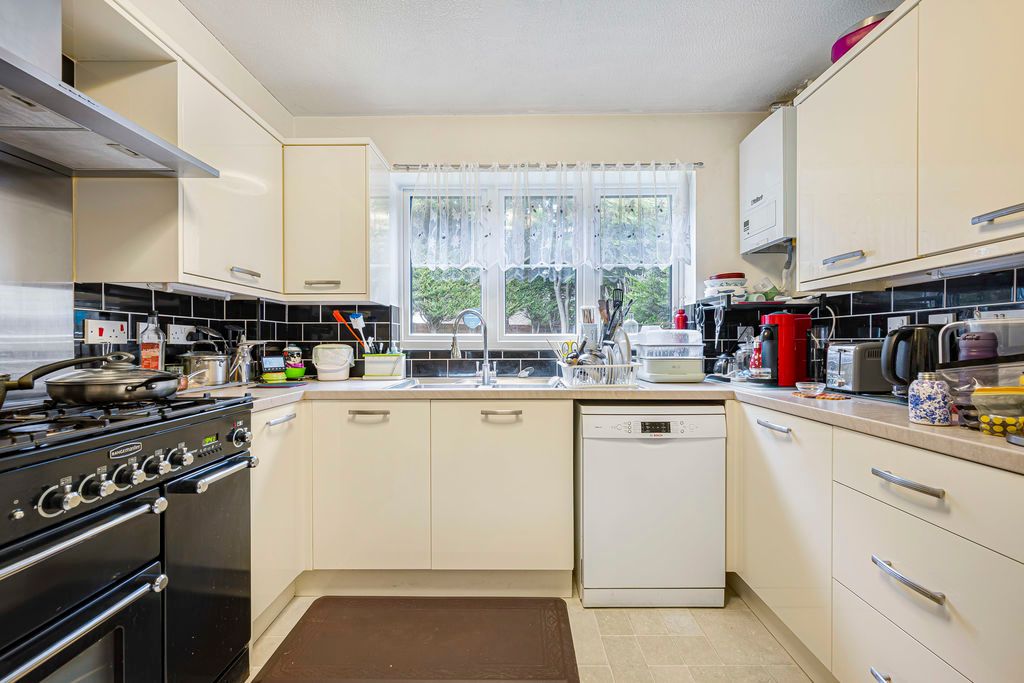 Property photo 3 of 12 Kitchen