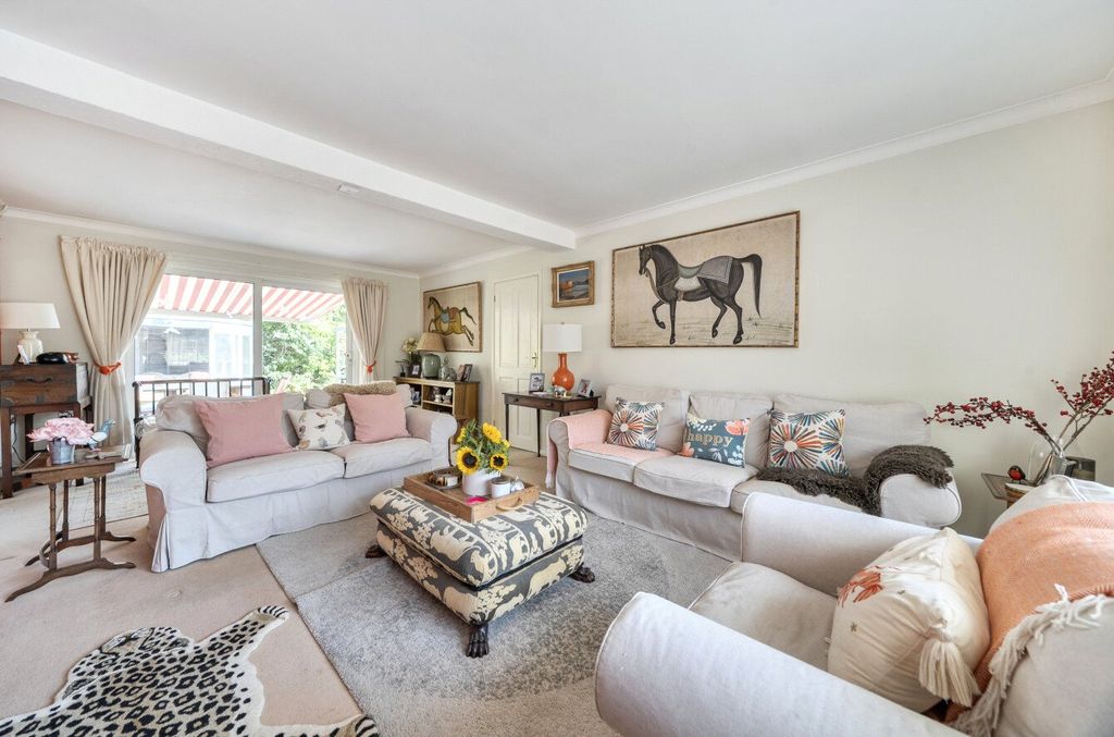 Property photo 2 of 18 Sitting Room