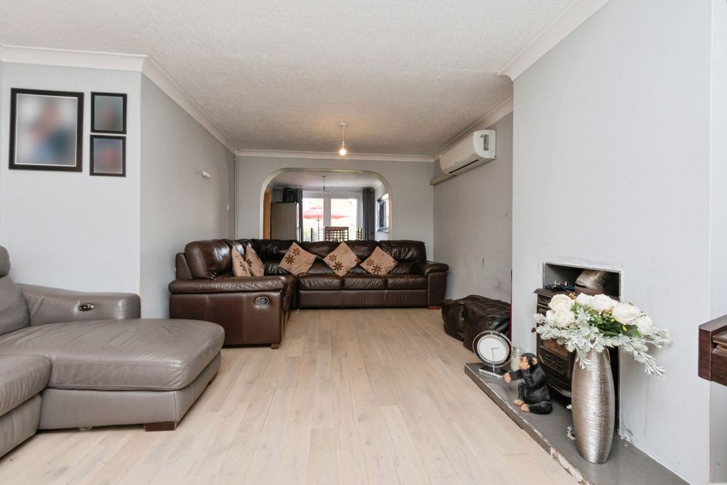 Property photo 2 of 17 Photo
