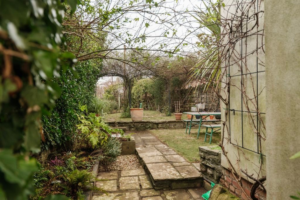 Property photo 2 of 23 Garden