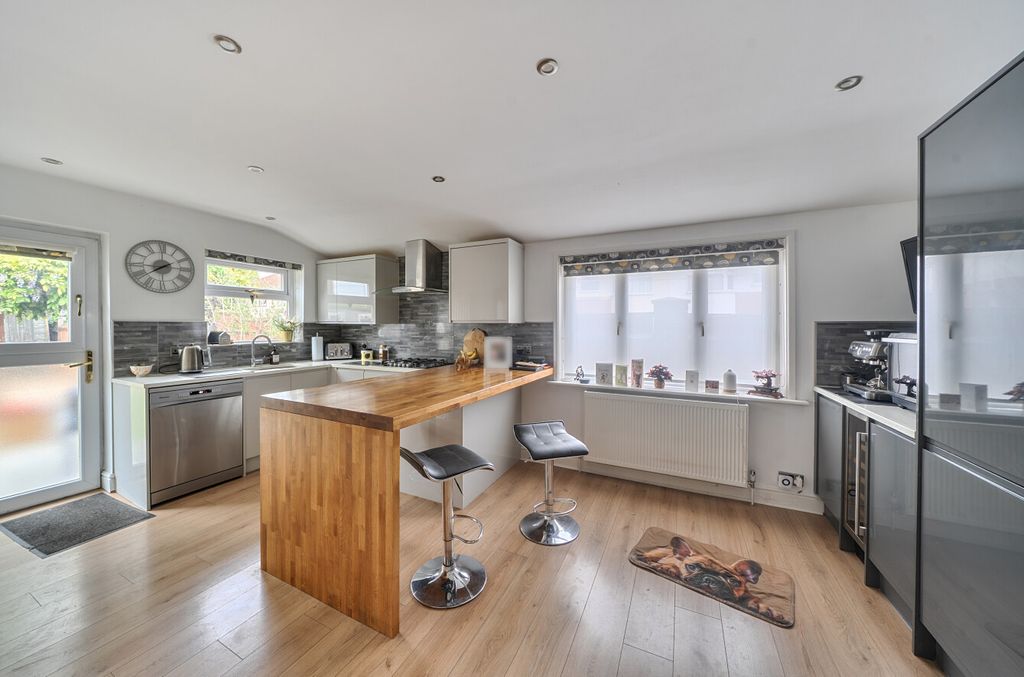 Property photo 3 of 16 1457990-24-6A035A...