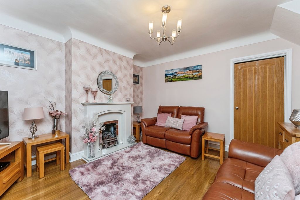 Property photo 2 of 20 Lounge