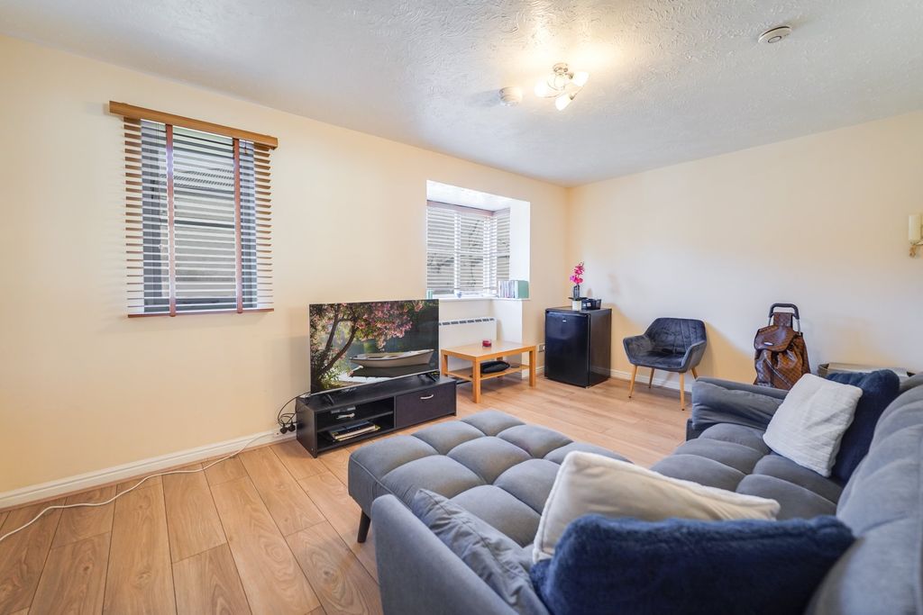 Property photo 2 of 8