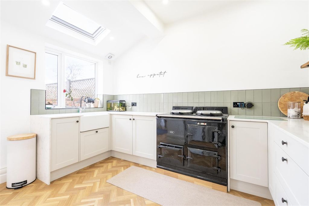 Property photo 3 of 12 Kitchen