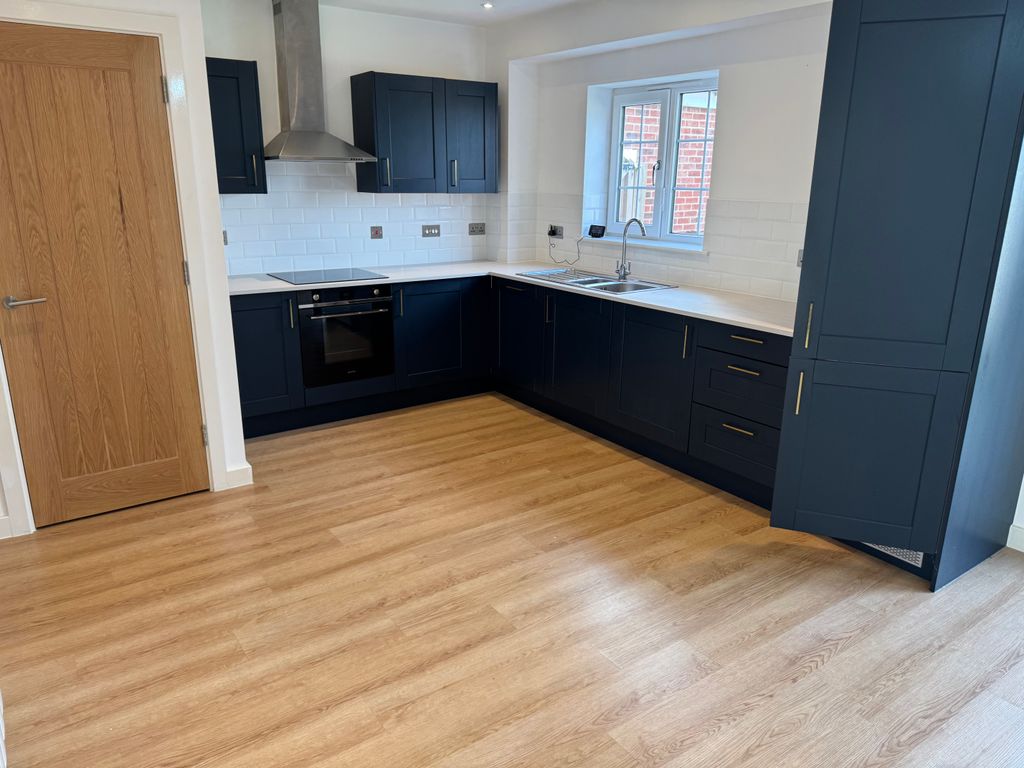 Property photo 2 of 11 Kitchen
