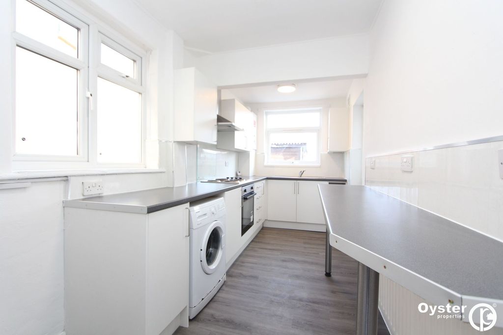 Property photo 3 of 12 Kitchen
