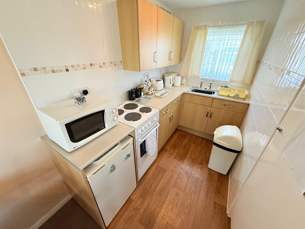 Property photo 3 of 8 Kitchen