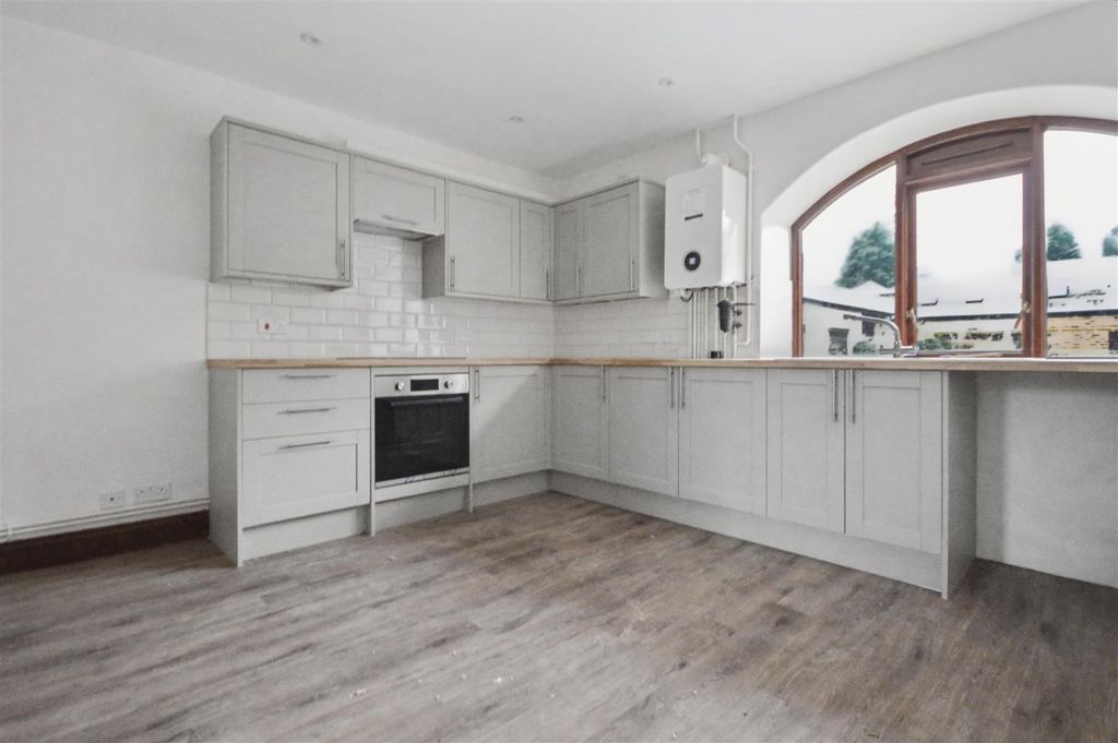 Property photo 3 of 31 Kitchen