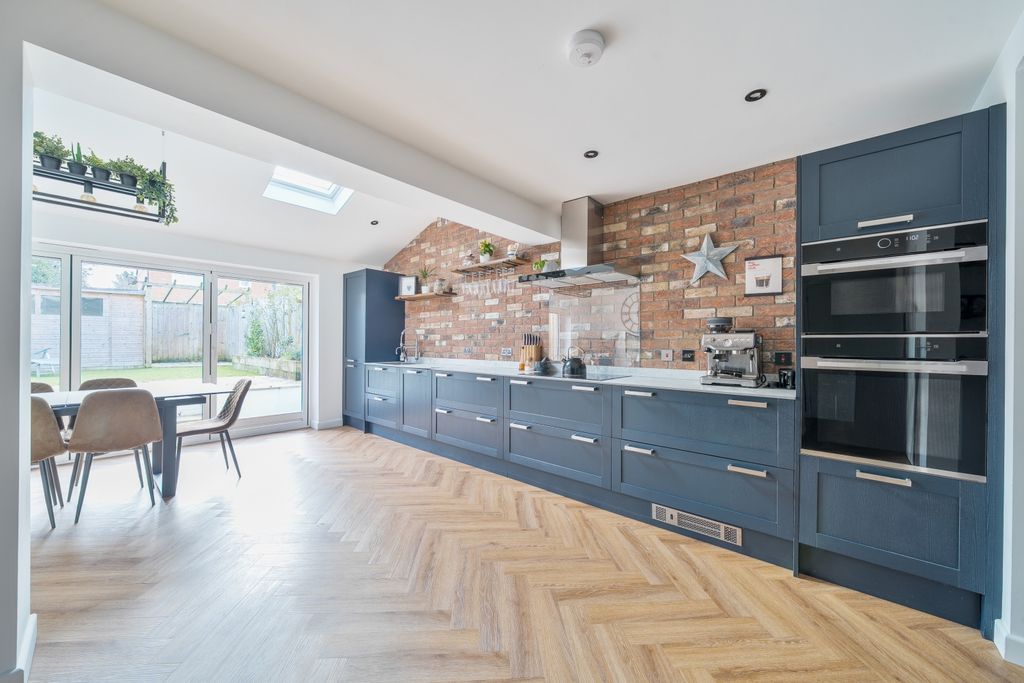 Property photo 2 of 21 1389439-11-695d2117Dda65